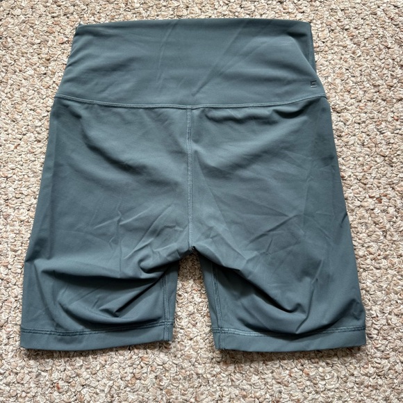 Everlane The Perform Bike Short Size Medium - Picture 2 of 8